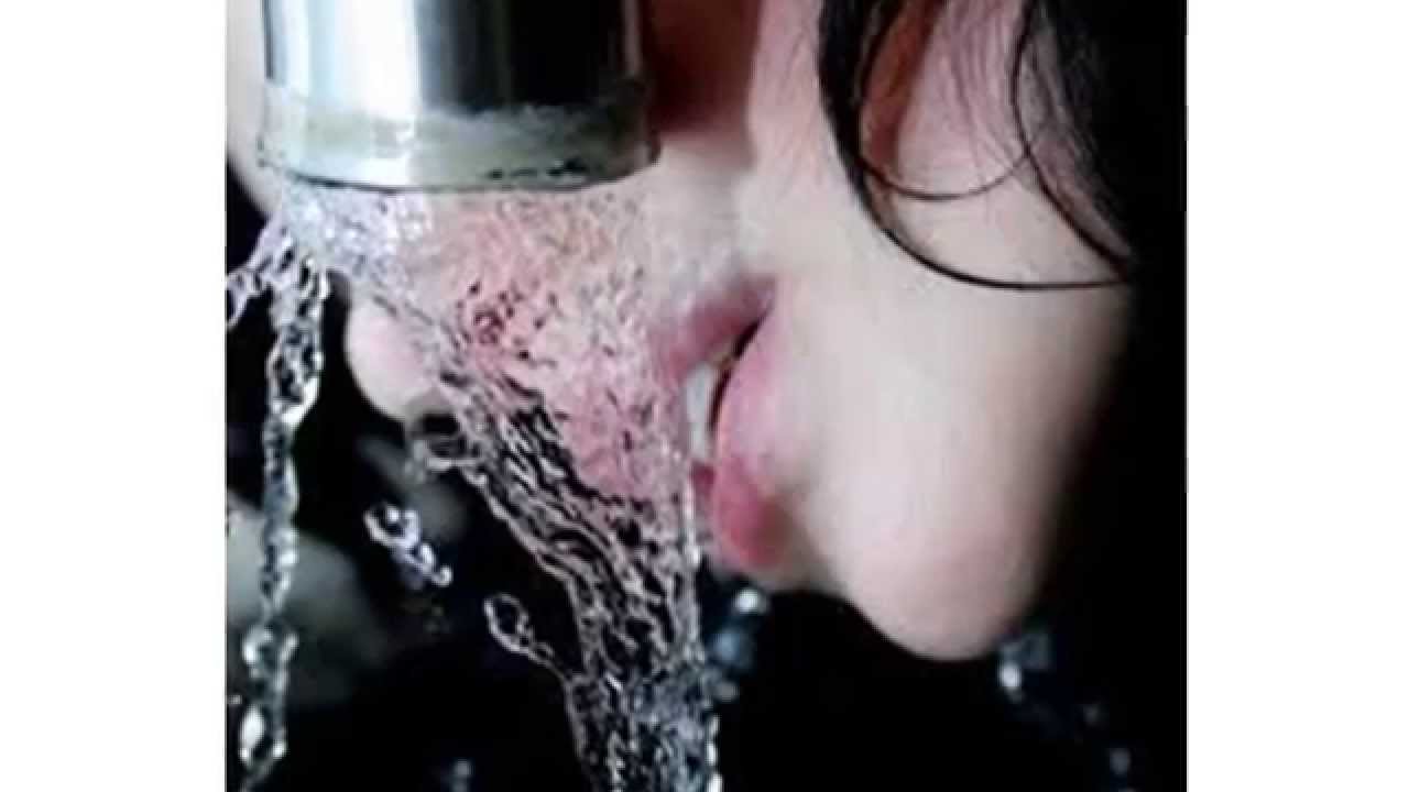 Промываем влагалище струей воды Промываем влагалище струей воды