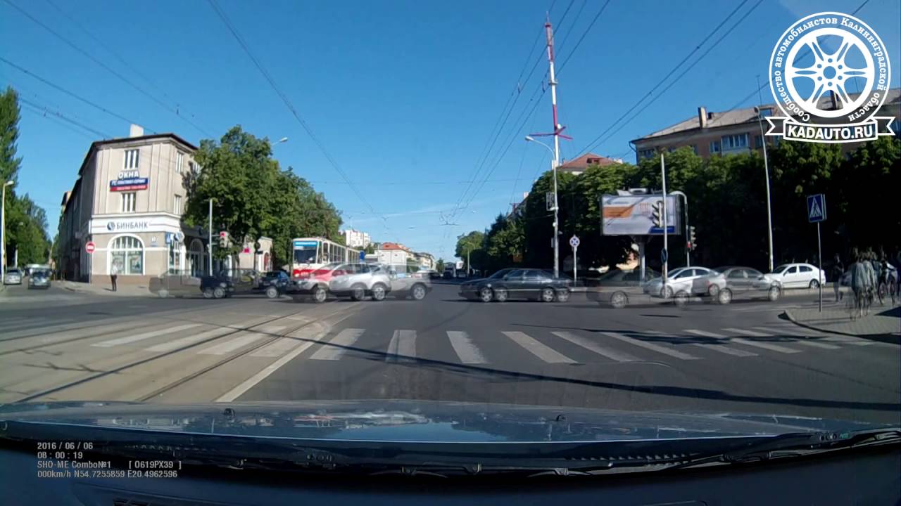Пассажиры убрали помеху у трамвая. Советский пр-т. Калининград. 06.06.16