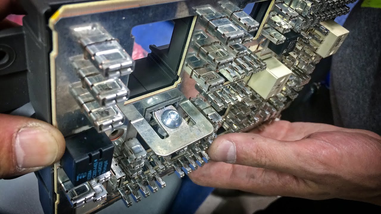 Замена разъема в переднем токораспределителе BMW X1 - YouTube