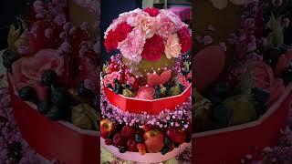 Подарок в виде тортика с фруктами, домашними цветами из зефира, домашними леденцами и живыми цветами
