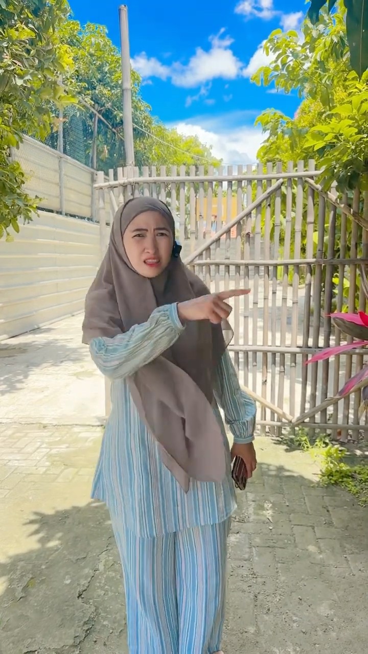 LARI AINUN KALO JADI HULK