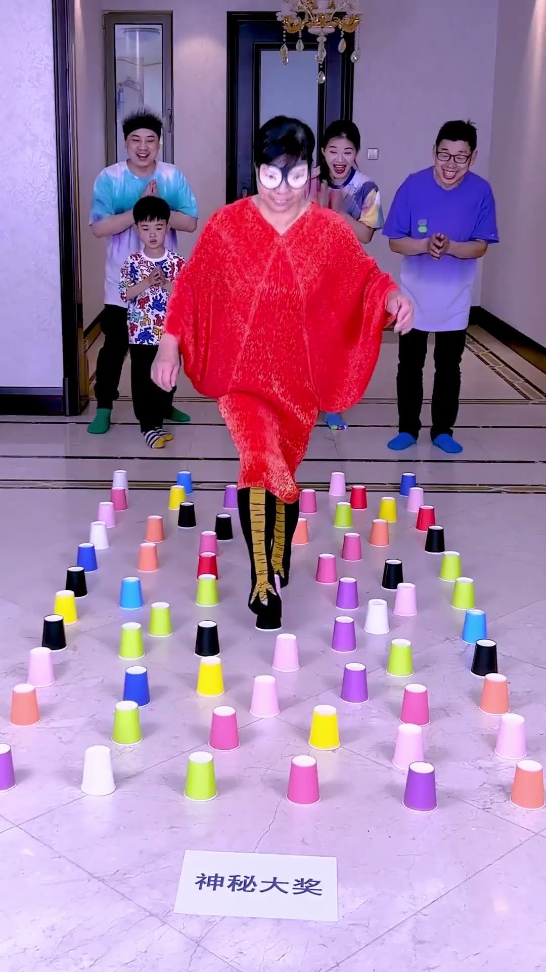 The Blindfolded Obstacle Challenge Is So Exciting丨आंखों पर पट्टी बांधकर बाधा कोर्स चुनौती#Funny