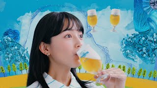 川口春奈、目を輝かせてビールをグビッ！爽やかなワンピースでキュートな笑顔をみせる