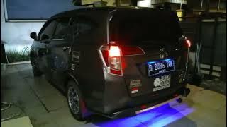 Mobil Daihatsu Sigra R dengan lampu kolong biru