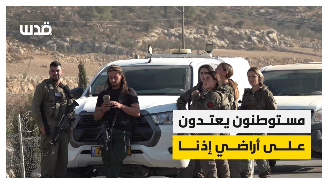 مستوطنون يحرثون مساحات شاسعة من أراضي بلدة إذنا غرب الخليل