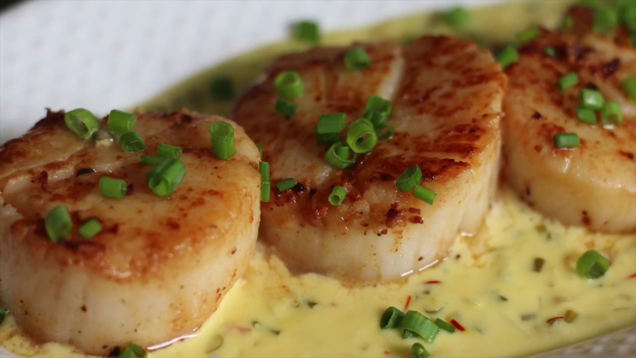 PAN SEARED SCALLOPS WITH SAFFRON CREAM SAUCE AND CHIVES !SPECIAL