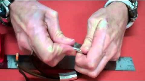 Make a leather bracelet with Regaliz components.