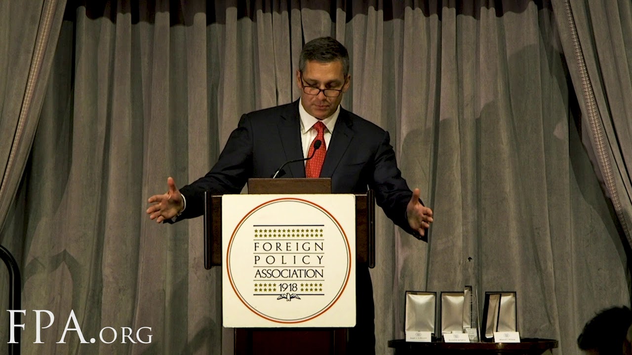2019 Financial Services Dinner - Thomas Michaud presents the Corporate Social Responsibility Award