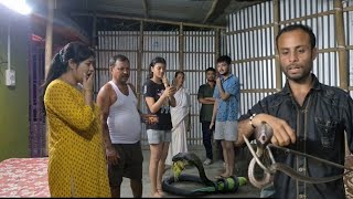 ছিপাঝাৰ লাউজানৰ পৰা এডাল বিষাক্ত চৰাই খাই থকা সাপ উদ্ধাৰ কৰিলো।