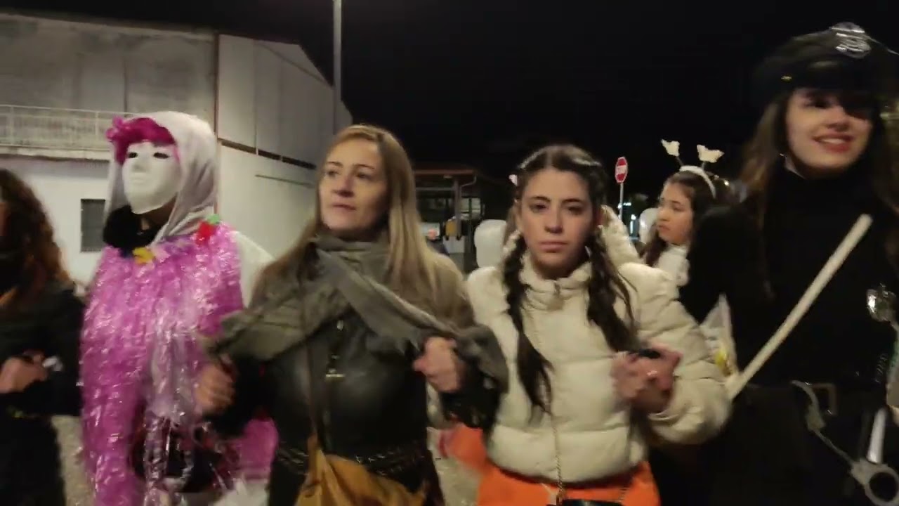 Ottana 2024 - .... ancora balli in piazza 🎉🪗🪅🎶 ..a medas annos chin salude e allegria🧡 🤗