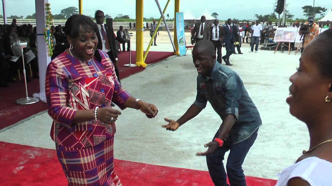 JC PLURIEL fait danser la Première dame et les Ministres devant le PR