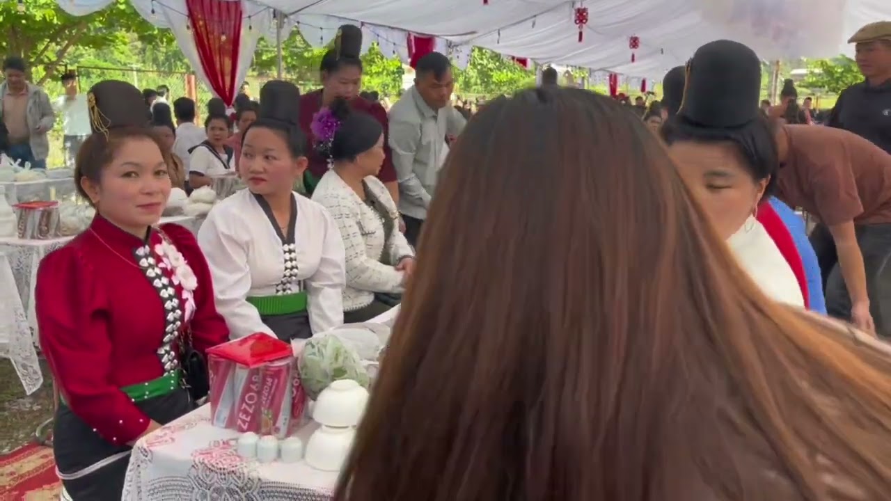 Đi đám cưới chiềng hoa 