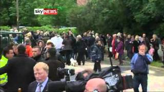 Miniatura de "The Funeral Of Bee Gee Robin Gibb Taking Place In Thame, Oxfordshire - Sky News"