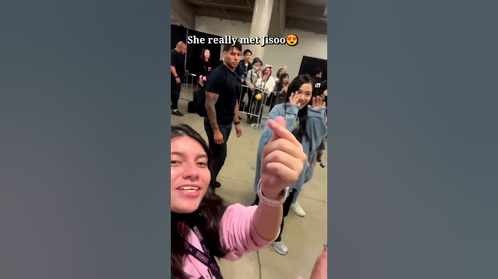 Sweetest fan moment ever😍😍 She finally met Jisoo