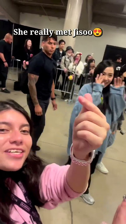 Sweetest fan moment ever😍😍 She finally met Jisoo
