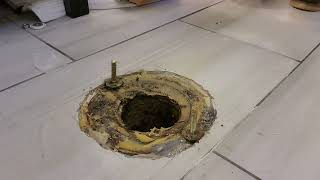 Fixing a toilet that's leaking from the base | Plumber Glendale, CA | Glendale Plumbing Company