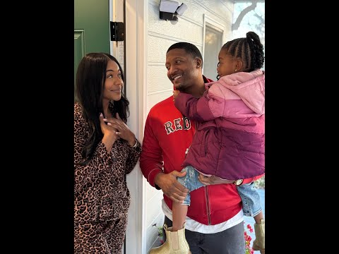 When Ernestine asks Jae can she help decorate his Christmas tree!