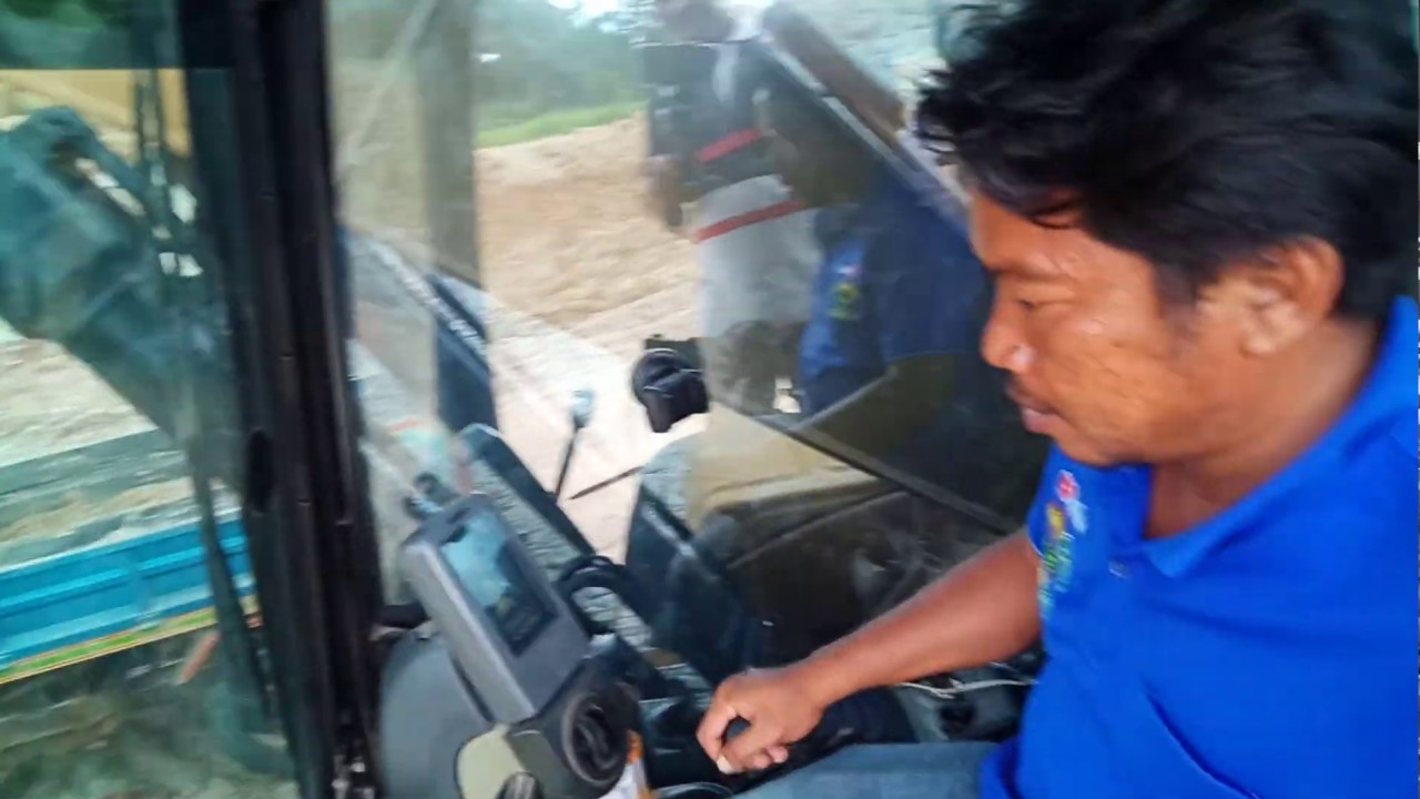 มาดูหัวหน้าจร๊ยขับแบคโฮคันใหญ่ๆแบบใก้ลๆ