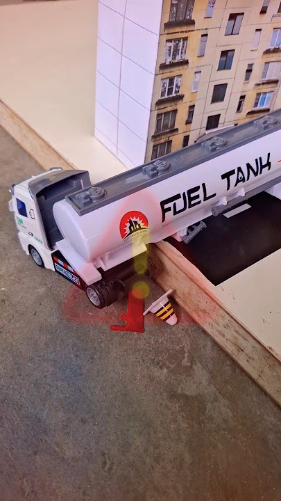 TRUK TANGKI KEJAR KONTAINER DAN TERGULING #bondesgt #trukkontainer #truktangki