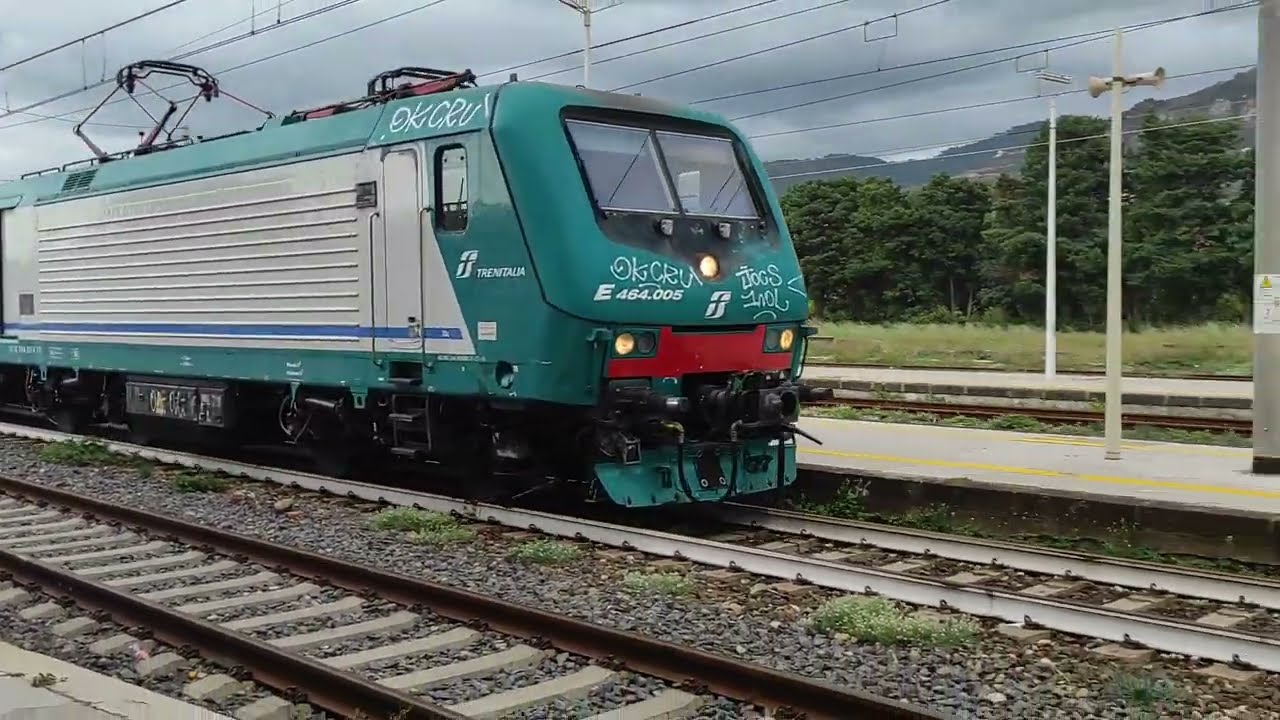 E464.005 e E464.046 presso stazione di Sant' Agata di Militello (Messina)