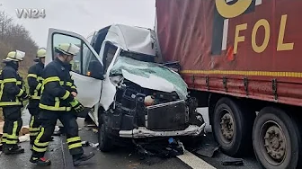 19.12.2023 - VN24 - Sprinter rast gegen LKW am Stauende auf A1 bei Unna