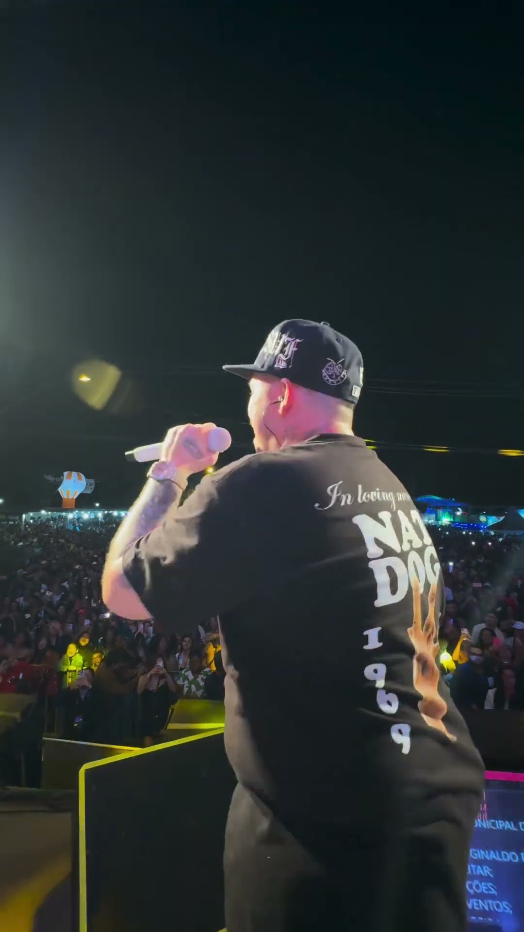 Cada trechinho em um palco e cidade diferentes .