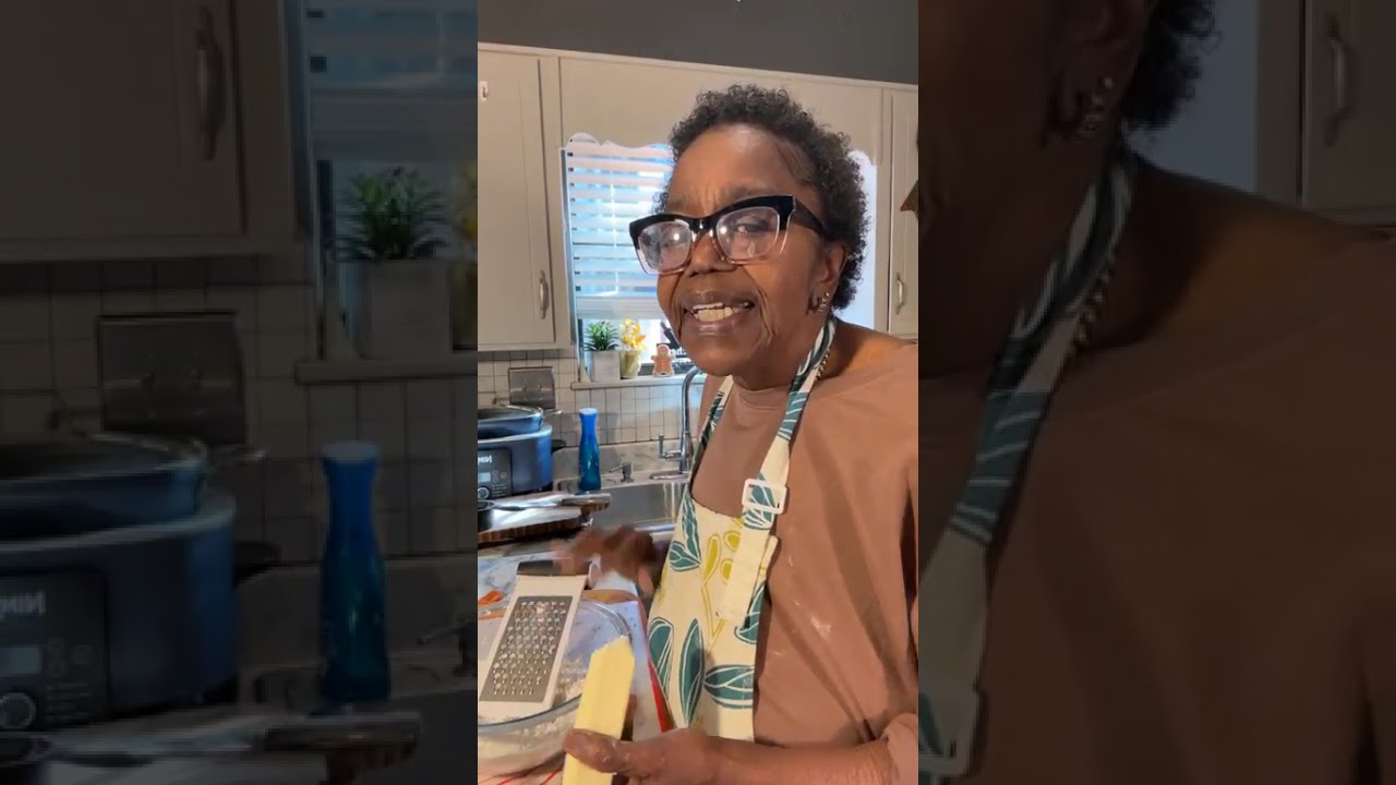 Яичница-болтунья с кукурузной кашей, сырными булочками и нашей любимой колбасой! 