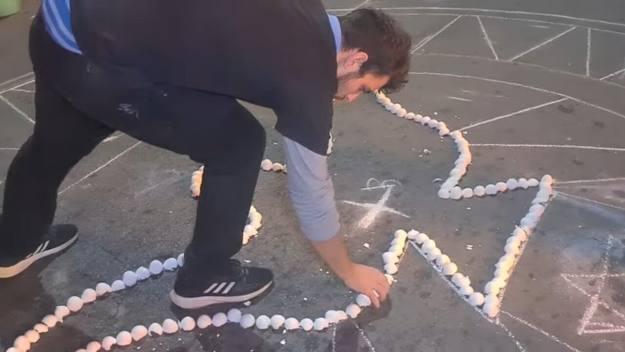 A Educadora acompanhou a montagem do tapete de Corpus Christi - Parte 1