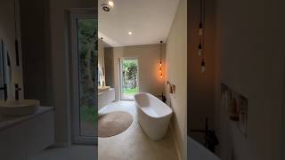 Elternbad mit Badewanne freistehend Elternbadezimmer WC modern Hängelampe T-Wand #badewanne #modern
