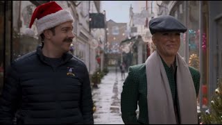 Video-Miniaturansicht von „Ted Lasso - Ted and Rebecca Walk in Richmond’s Streets on Christmas (Ft. “Last Christmas” song)“