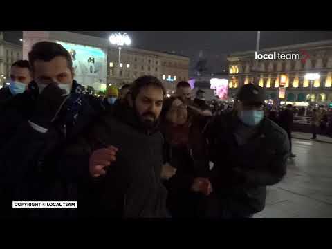 Milano, la polizia ferma i manifestanti No Green Pass