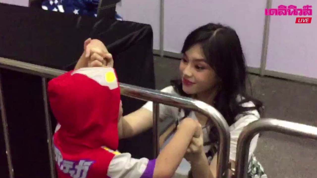 เหล่าโอตะแห่จับมือเกิร์ลกรุ๊ป บีเอ็นเค 48 กรี๊ดสนั่นฮอลล์ | เดลิ[HOT]นิวส์ 110862