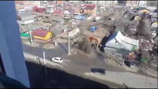 ⁣В центре Омска из-под земли вырвался 4-метровый фонтан воды