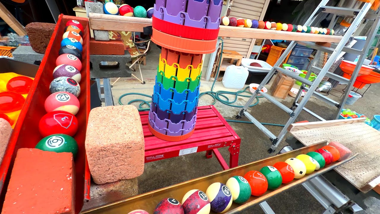 Let's enjoy the marble run live! Colorful balls roll down a handmade wooden slope