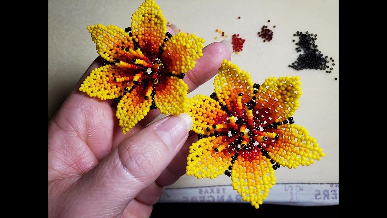 Flor grande en chaquira para aretes