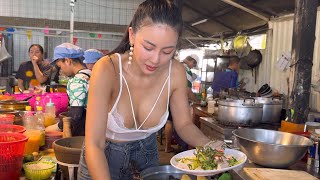 Famous Thai Lady Cooking Delicious Spicy Seafood Som Tum in Pattaya - Thai Street Food 
