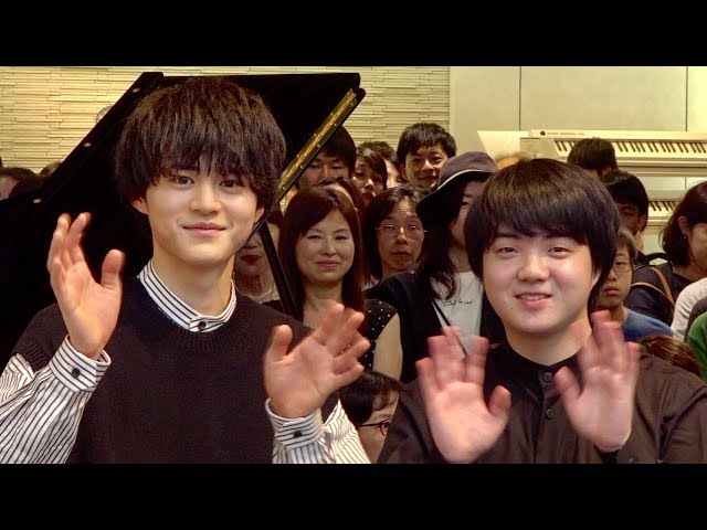 Suzuka Hiroshi is enthralled by the piano performance of pianist