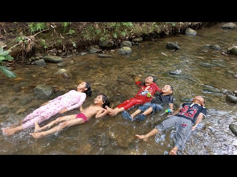 Serunya Bocah-bocah Mandi Sungai