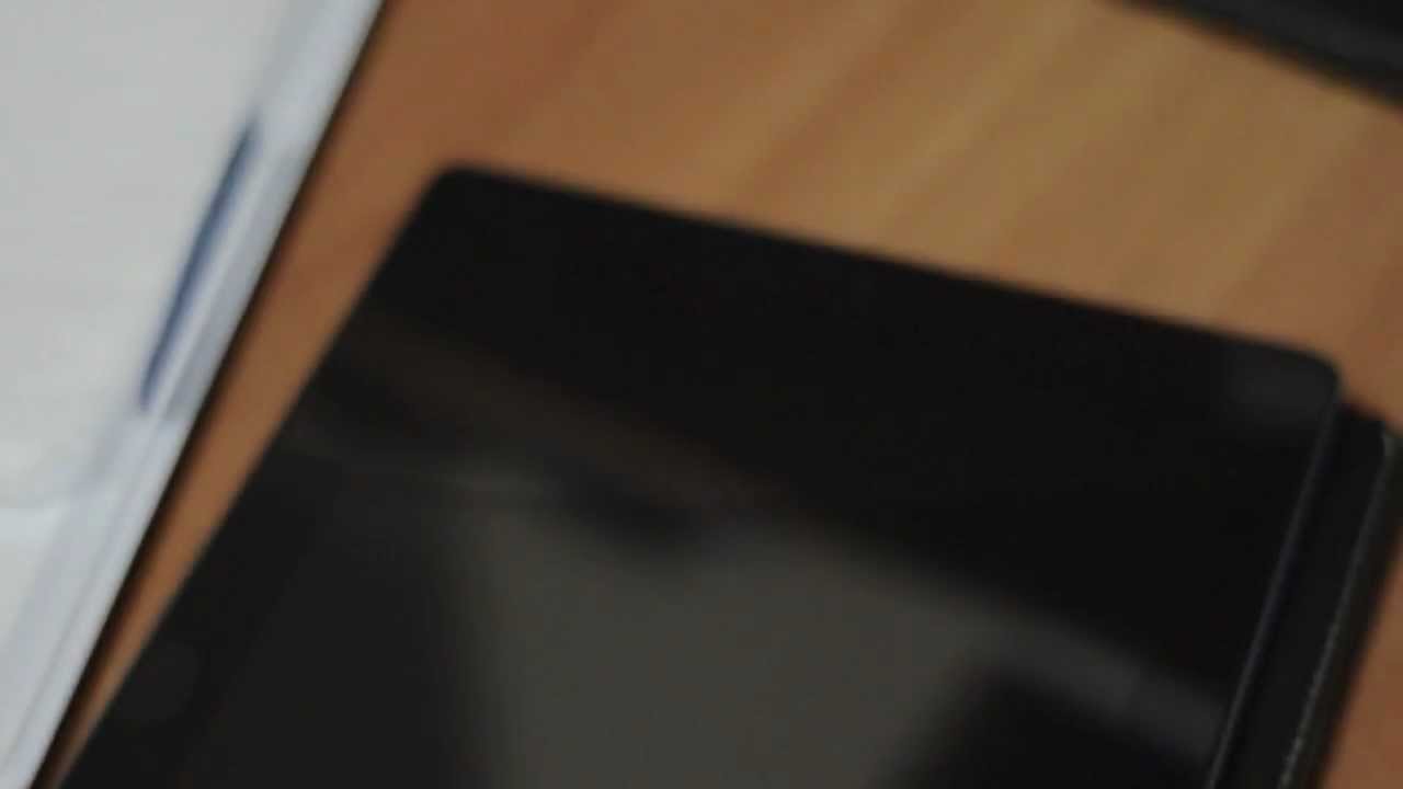 Spigen SGP GLAS.t в процессе прилипания к iPad