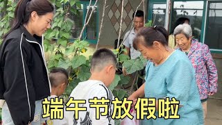 端午放假带孩子回家，农家小院瞬间热闹，掀开锅盖俩儿子都说香！