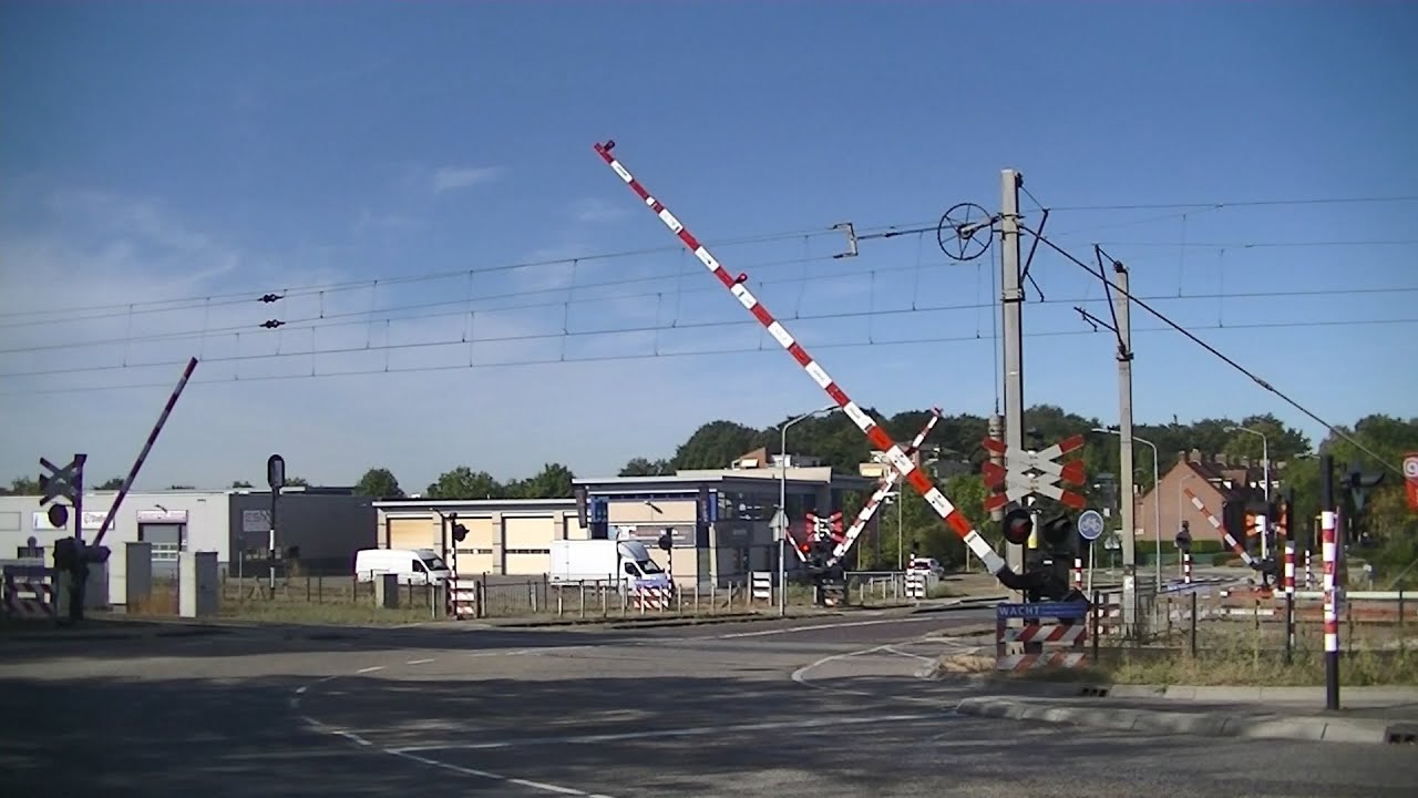 Spoorwegovergang Venlo // Dutch railroad crossing