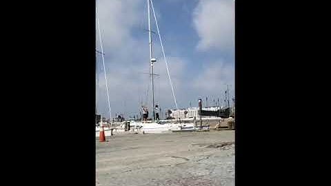 Timelapse video of unstepping a mast by CBYS.