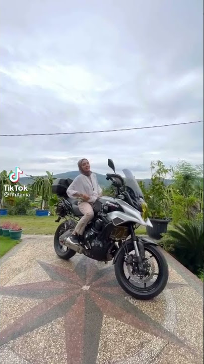 Download lagu Girl drives Kawasaki Ninja 1000 Touring