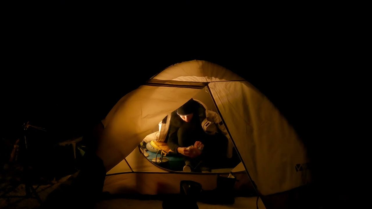 女骑露宿雪地，无任何取暖设备，半夜冻醒烧水取暖，状态依旧乐观