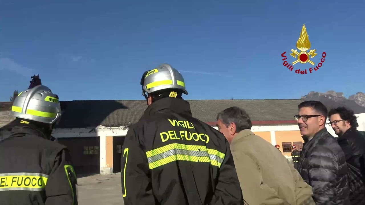 La spettacolare demolizione della vecchia sede dei Vigili del fuoco