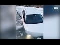 Insólito: conductor cae en lago congelado e intenta salvar su carro con un balde