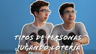 PERSONAS JUGANDO LOTERÍA