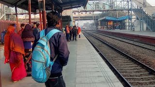 पहले गतिमान एक्सप्रैस फिर पीछे कर्नाटका संपर्क क्रांति भी निकली। Gatimaan Express at full speed