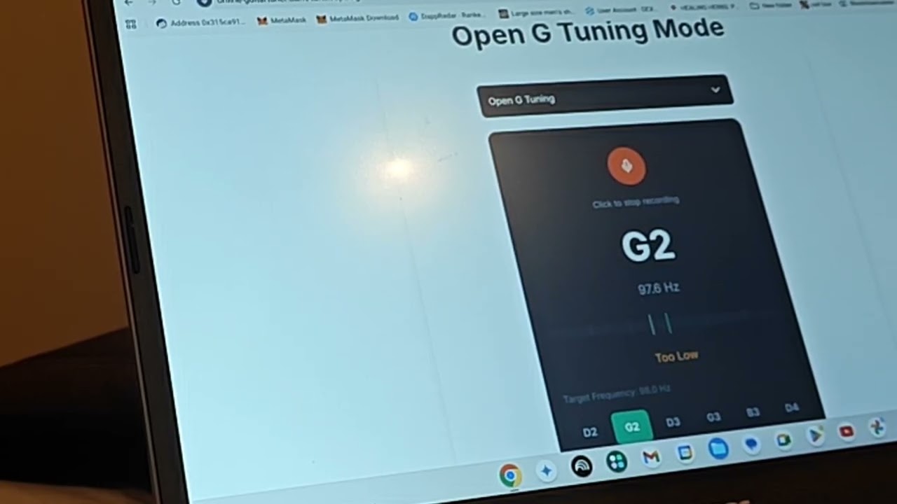 Barnyard guitar - Tuning a 4 string guitar to open G with online tuner