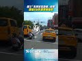 騎士「未保安全距離」追尾!　連撞2台計程車網看傻｜TVBS新聞@TVBSNEWS01
